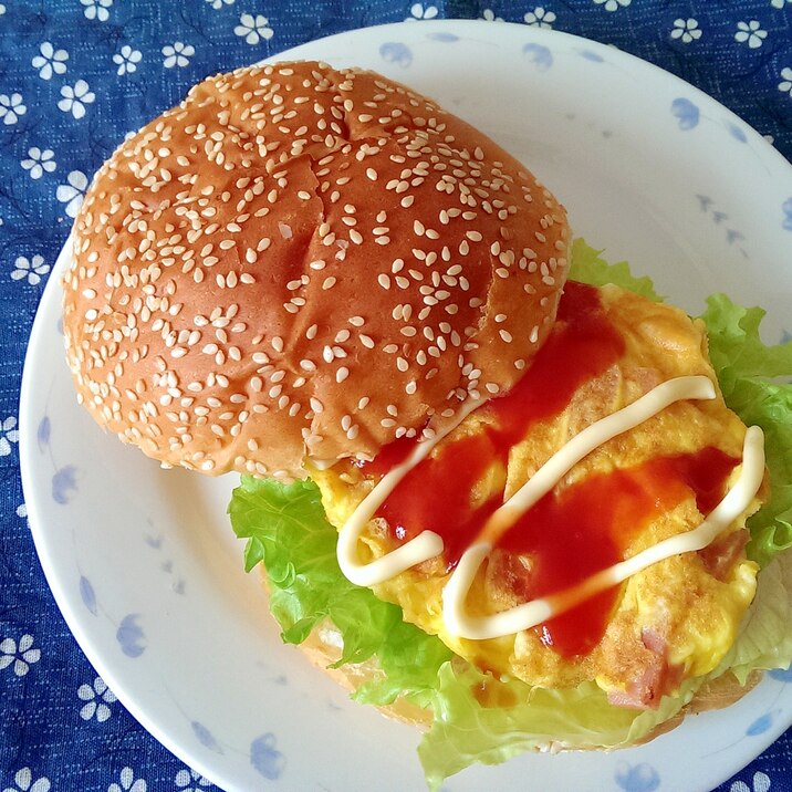 チーズ入りハムエッグバーガー